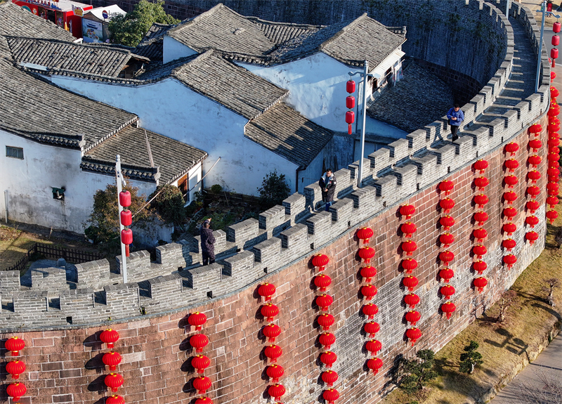 Anhui : les lanternes rouges embellissent la vieille ville de Huizhou