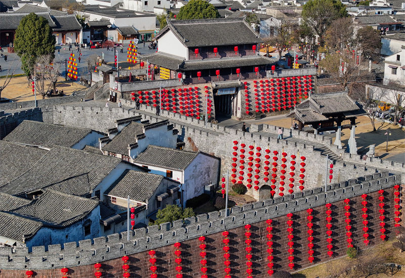 Anhui : les lanternes rouges embellissent la vieille ville de Huizhou