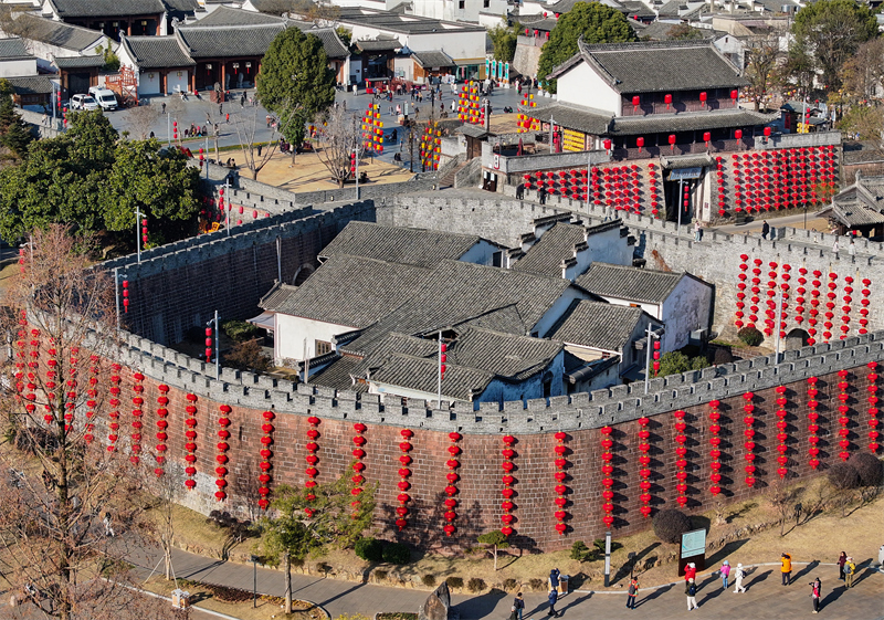 Anhui : les lanternes rouges embellissent la vieille ville de Huizhou