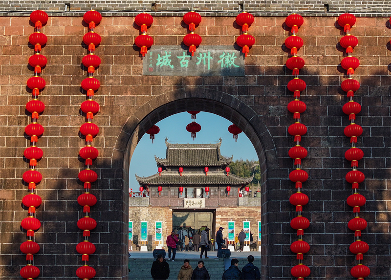 Anhui : les lanternes rouges embellissent la vieille ville de Huizhou