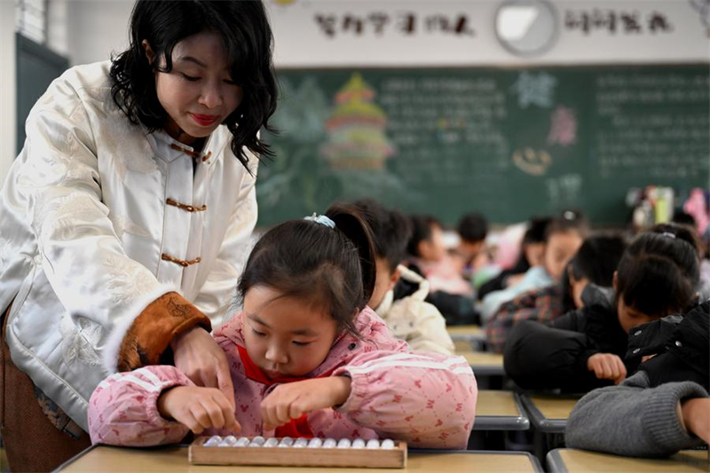 Anhui : une professeure de mathématiques fait revivre la culture du boulier traditionnel