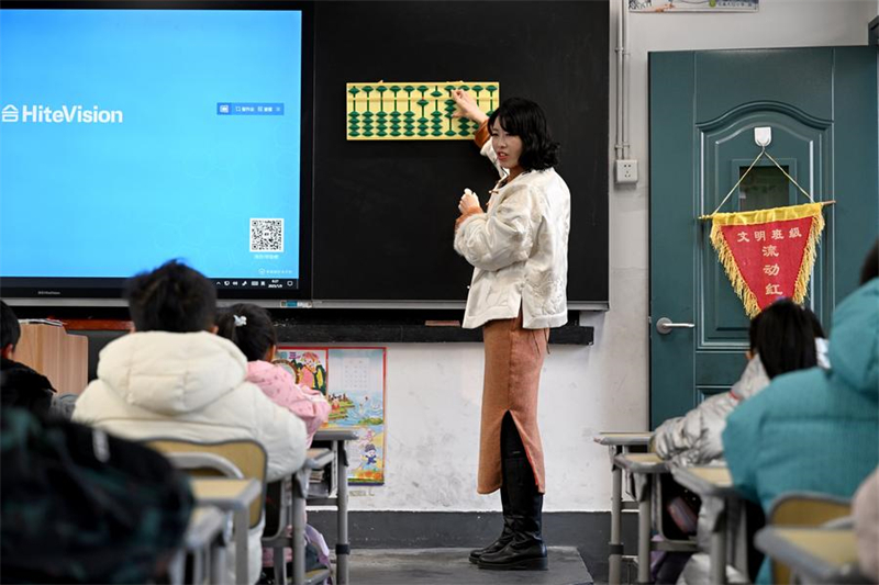 Anhui : une professeure de mathématiques fait revivre la culture du boulier traditionnel