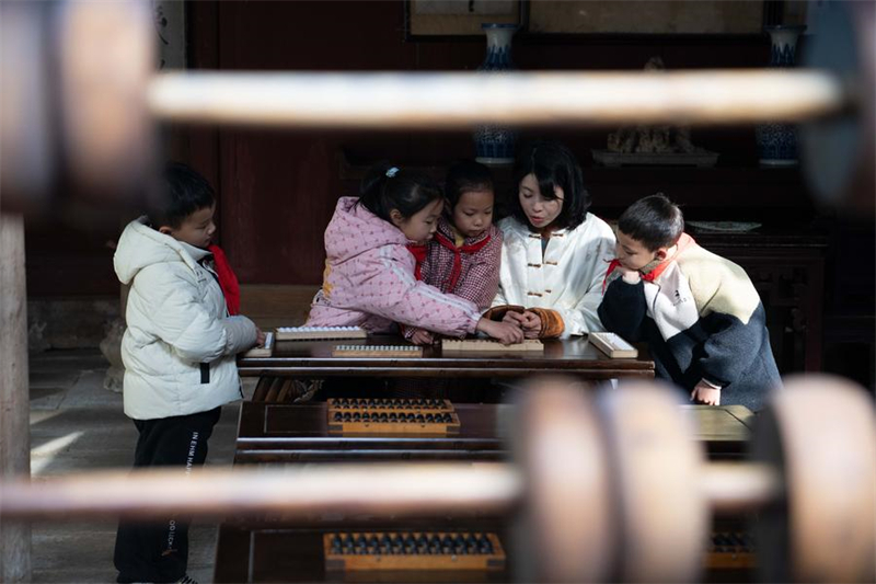 Anhui : une professeure de mathématiques fait revivre la culture du boulier traditionnel