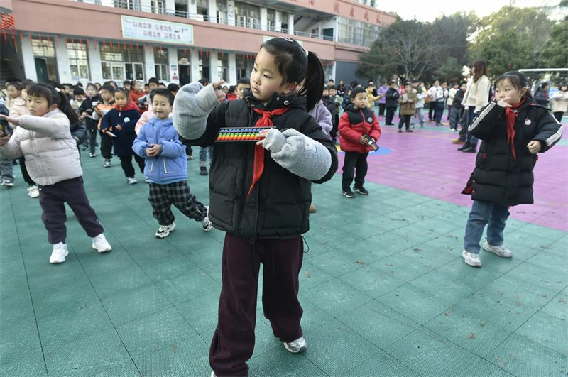 Anhui : une professeure de mathématiques fait revivre la culture du boulier traditionnel