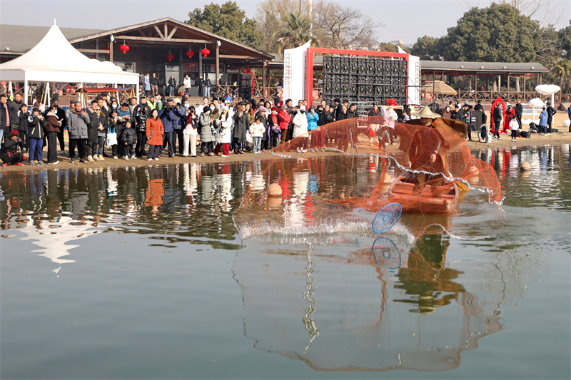 Zhejiang : ouverture du festival des marchandises du Nouvel An à la « Cité du poisson » de Jiaxing