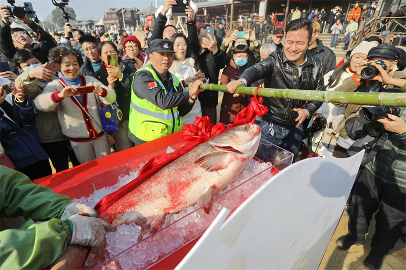 Zhejiang : ouverture du festival des marchandises du Nouvel An à la « Cité du poisson » de Jiaxing