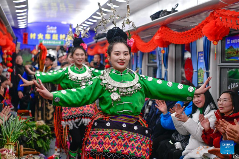 Guizhou : des coutumes folkloriques et des spécialités culinaires locales présentées à bord des trains lents