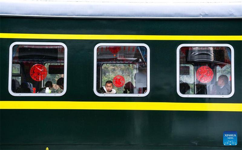 Guizhou : des coutumes folkloriques et des spécialités culinaires locales présentées à bord des trains lents