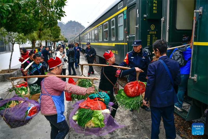 Guizhou : des coutumes folkloriques et des spécialités culinaires locales présentées à bord des trains lents