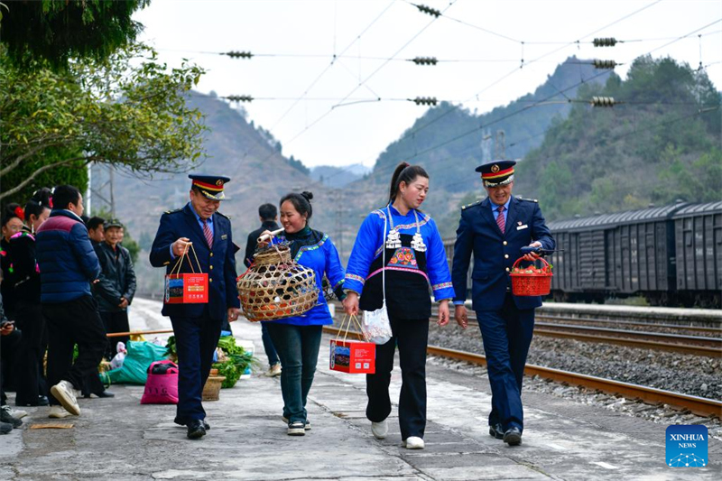 Guizhou : des coutumes folkloriques et des spécialités culinaires locales présentées à bord des trains lents