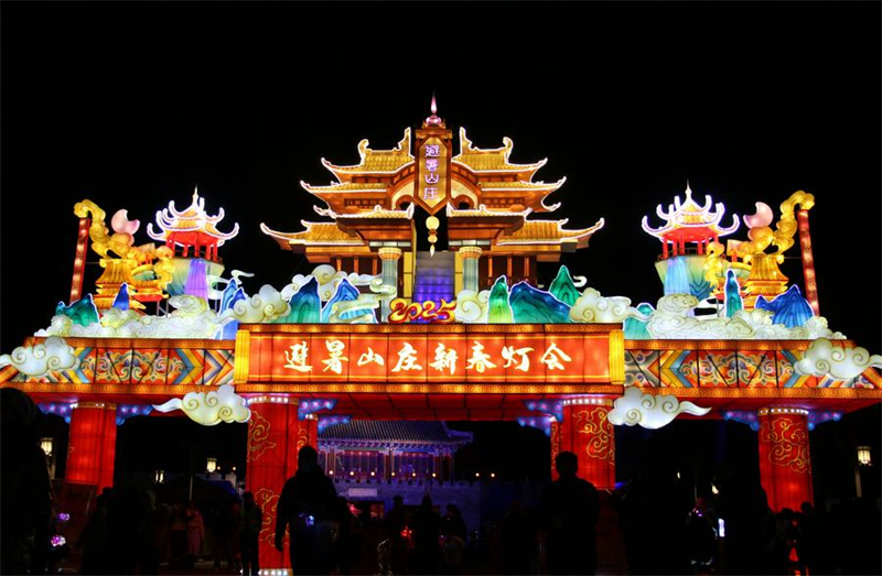 Des touristes dans une foire aux lanternes à Chengde, dans la province chinoise du Hebei (nord), le 18 janvier 2025. (Photo : Liu Huanyu)