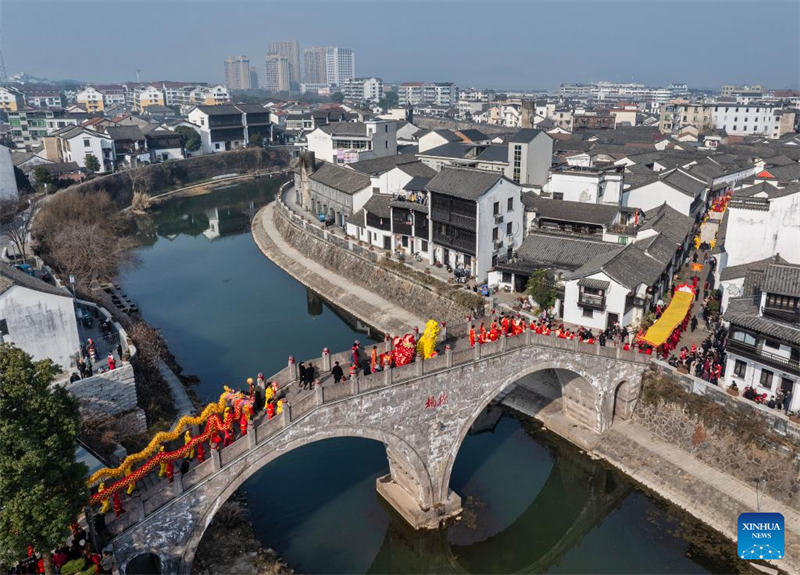 Les Chinois se plongent dans les coutumes traditionnelles et participent à des festivités avant la fête du Printemps