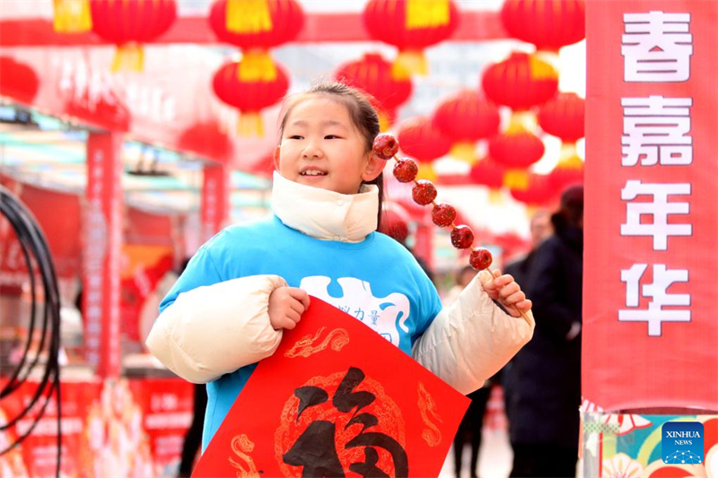 Les Chinois se plongent dans les coutumes traditionnelles et participent à des festivités avant la fête du Printemps