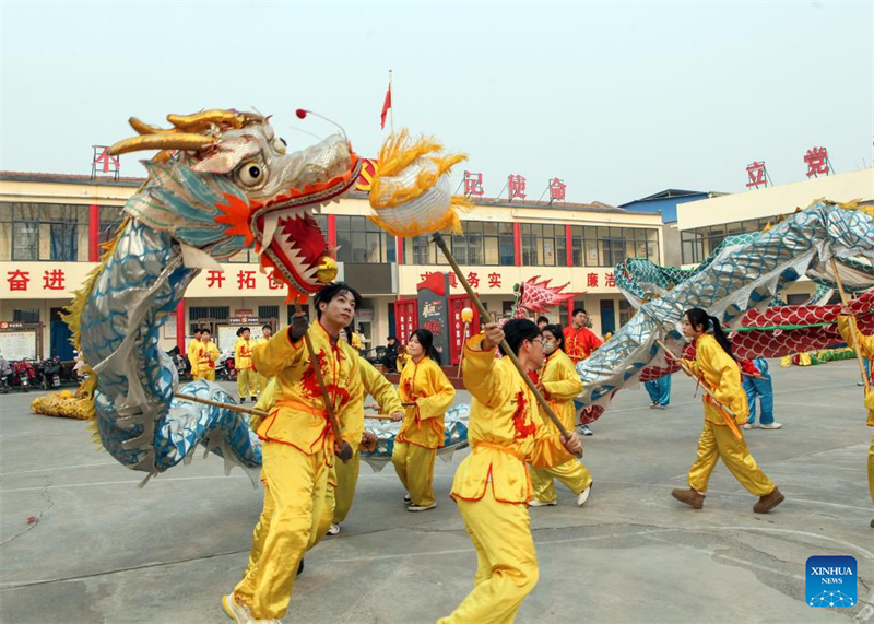 Les Chinois se plongent dans les coutumes traditionnelles et participent à des festivités avant la fête du Printemps