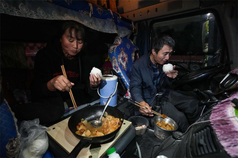 Le long voyage de retrouvailles en famille d'un couple de routiers pour la Fête du Printemps