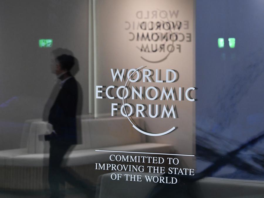 Un homme passe devant le logo du Forum économique mondial (FEM) à Davos, en Suisse, le 23 janvier 2025. (Xinhua/Lian Yi)