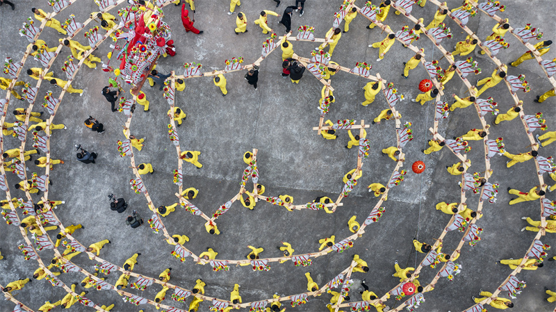 Zhejiang : les villageois d'Anshan exécutent une danse du dragon de planches pour célébrer la fête du Printemps