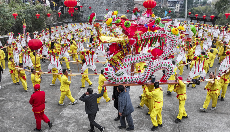 Zhejiang : les villageois d'Anshan exécutent une danse du dragon de planches pour célébrer la fête du Printemps