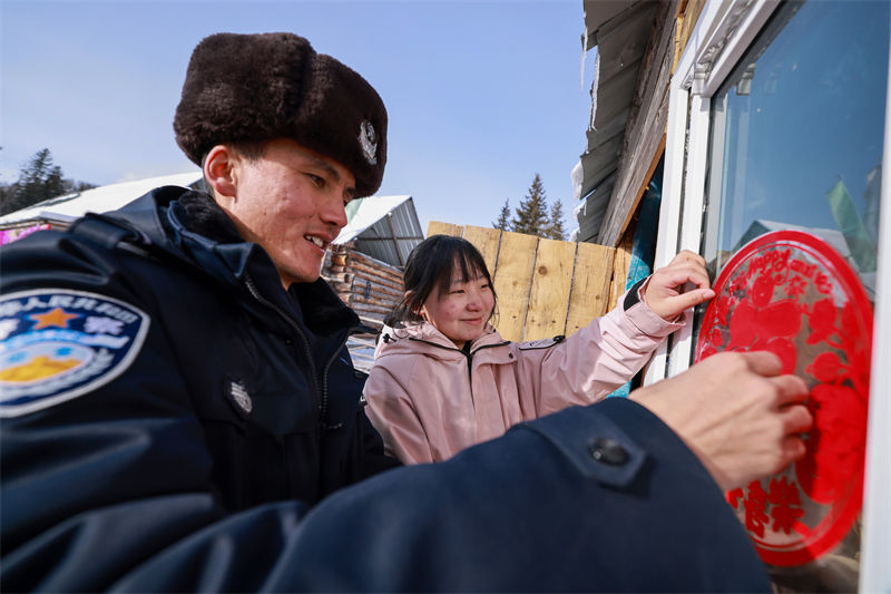 Xinjiang: la police d'Altay livre des produits de la fête du Printemps en traîneau à cheval