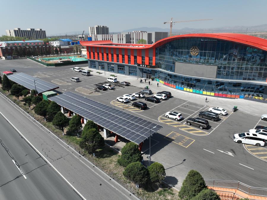 Photo d'archives de bornes de recharge de véhicules électriques sur une aire de services d'autoroute à Taiyuan, dans la province du Shanxi, dans le nord de la Chine. (Photo : Xinhua)