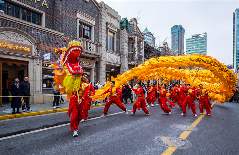 Shanghai : la Danse du Dragon navigue à travers les Shikumen pour célébrer la fête du Printemps