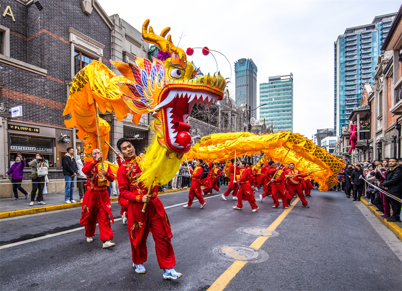 Shanghai : la Danse du Dragon navigue à travers les Shikumen pour célébrer la fête du Printemps