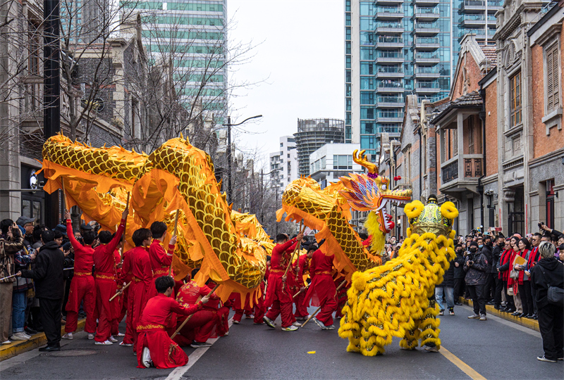 Shanghai : la Danse du Dragon navigue à travers les Shikumen pour célébrer la fête du Printemps