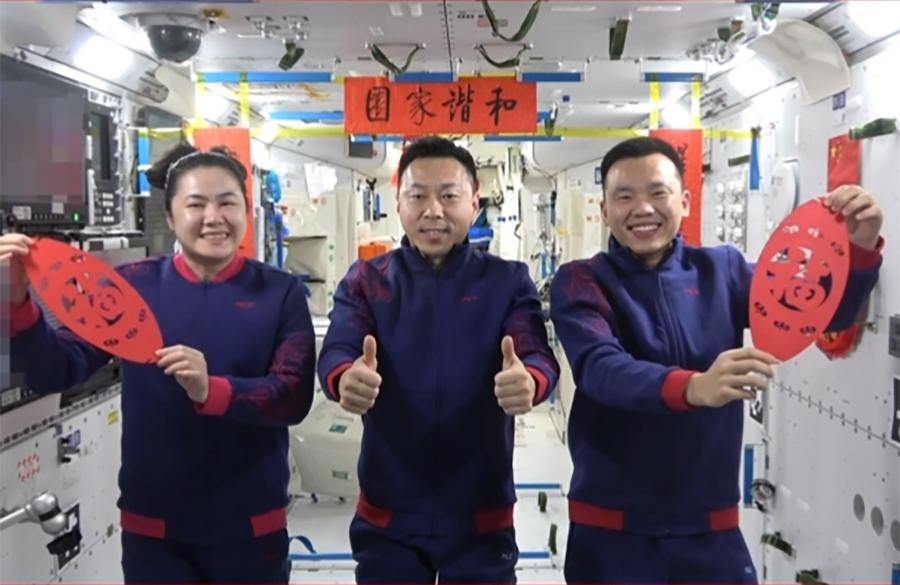 Cette image non datée issue d'une vidéo montre les astronautes de Shenzhou-19 envoyant leurs vœux de la fête du Printemps depuis la station spatiale chinoise Tiangong. (Xinhua)