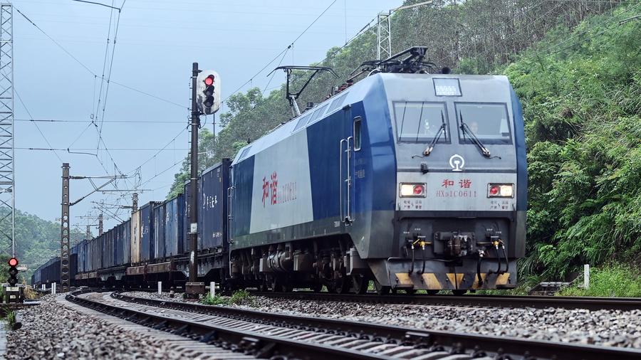 Un train circule sur une voie ferrée faisant partie du Nouveau corridor commercial international terre-mer le 2 août 2024. (Photo : Zhang Ailin)