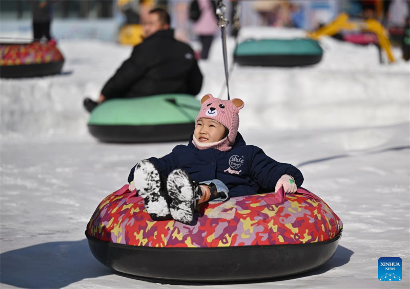 Les destinations touristiques de Chine attirent les visiteurs avec des activités de glace et de neige