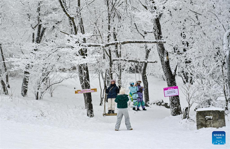 Les destinations touristiques de Chine attirent les visiteurs avec des activités de glace et de neige