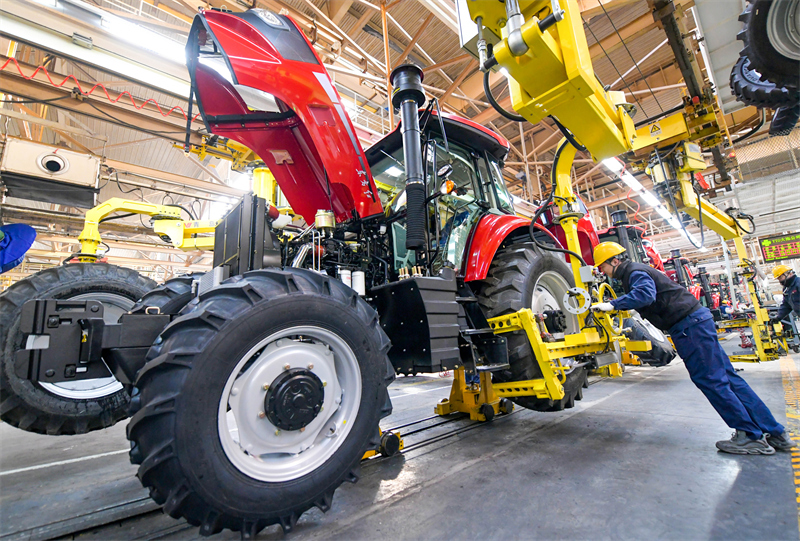 Henan : Luoyang intensifie la production de tracteurs agricoles pour les labours de printemps