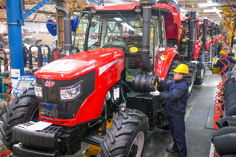 Henan : Luoyang intensifie la production de tracteurs agricoles pour les labours de printemps