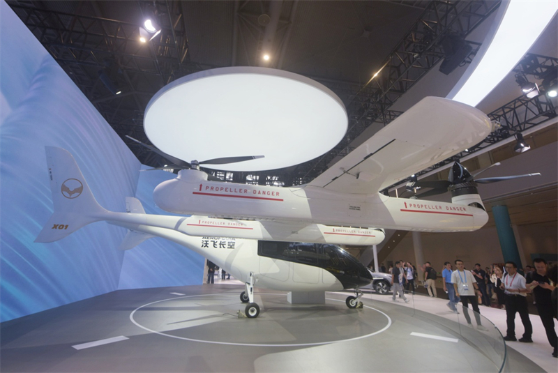 Un avion de décollage et d'atterrissage vertical électrique AE200 (eVTOL) présenté à la 3e Exposition mondiale du commerce numérique, à Hangzhou, capitale de la province du Zhejiang (est de la Chine), le 25 septembre 2024. (Long Wei / Pic.people.com.cn)