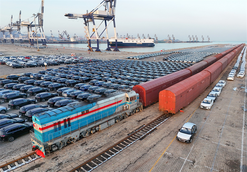 Shandong : les transports intermodaux de biens fer-mer battent leur plein à Yantai