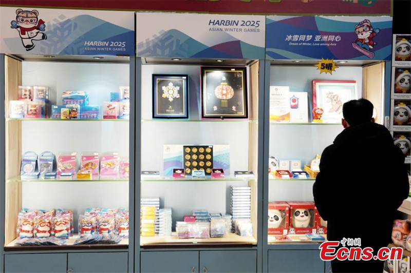 Heilongjiang : les produits sous licence des 9es Jeux asiatiques d'hiver en forte demande à Harbin