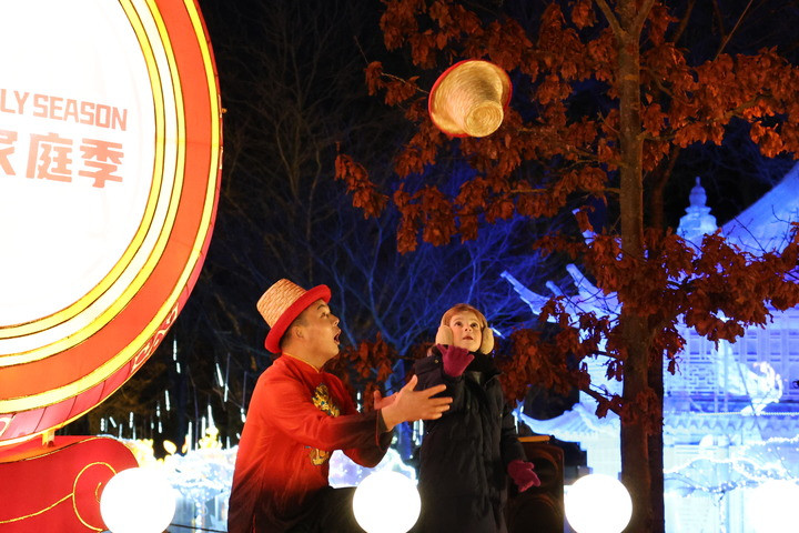 Photo d'un acrobate chinois interagissant avec le public français lors du Festival des lanternes du jardin Yuyuan tenu au Jardin d'Acclimatation, à Paris, en France, le 31 janvier 2024. (Photo : Zhang Baihui)