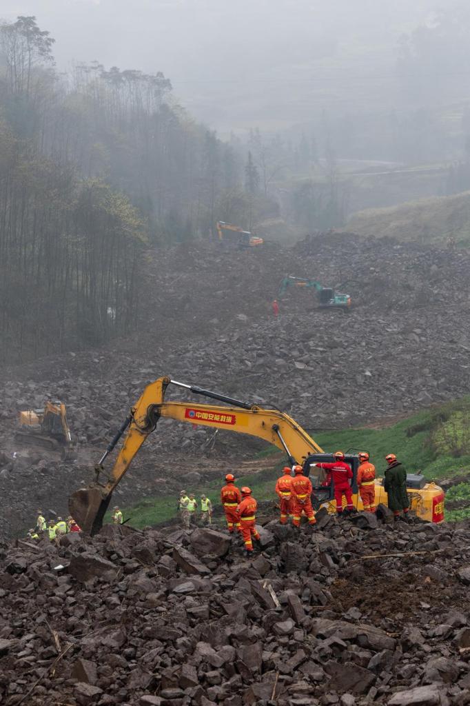 Des sauveteurs recherchent des personnes disparues sur le site d'un glissement de terrain dans le comté de Junlian de la ville de Yibin, dans la province du Sichuan (sud-ouest de la Chine), le 9 février 2025. (Jiang Hongjing / Xinhua)