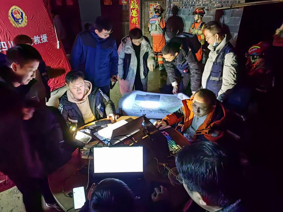 Des membres du personnel travaillent dans un centre de commandement d'urgence dans le village de Jinping du comté de Junlian, à Yibin, dans la province du Sichuan (sud-ouest de la Chine), le 8 février 2025. (Chen Wei / Xinhua)