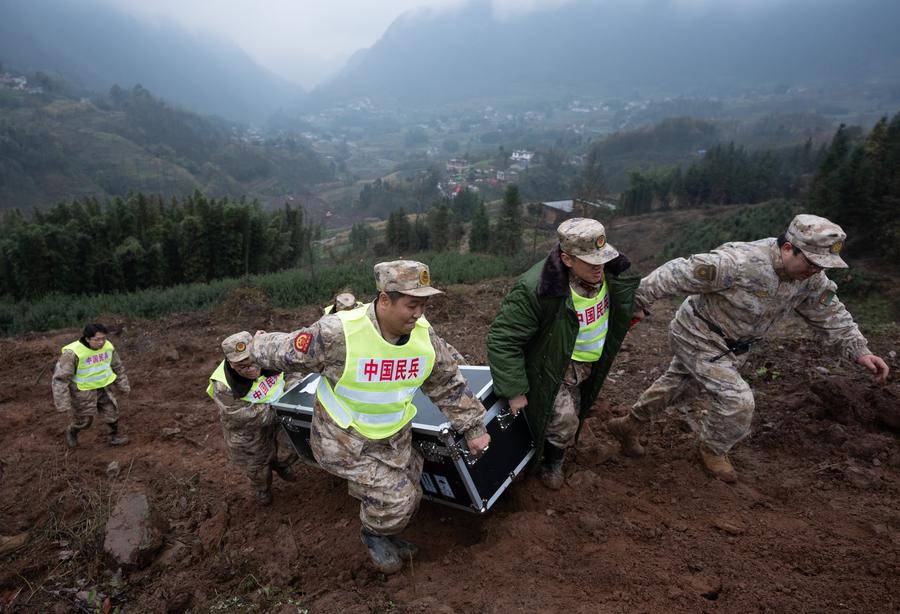 Des sauveteurs transfèrent des équipements d'urgence sur le site d'un glissement de terrain dans le comté de Junlian de la ville de Yibin, dans la province du Sichuan (sud-ouest de la Chine), le 9 février 2025. (Jiang Hongjing / Xinhua)