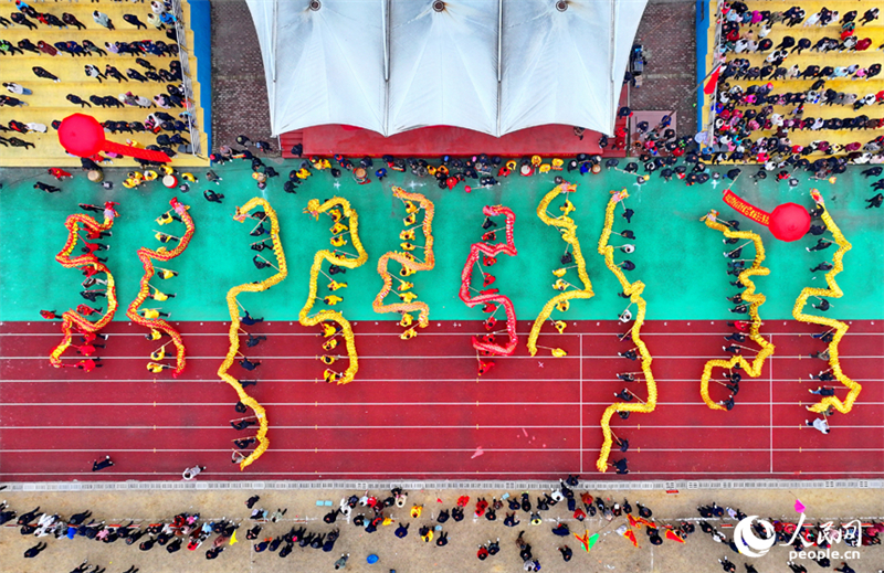 Jiangxi : une danse du Dragon folklorique pour célébrer la Fête des Lanternes à Zhangshu