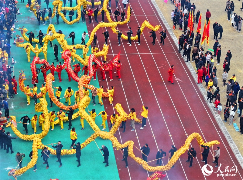 Jiangxi : une danse du Dragon folklorique pour célébrer la Fête des Lanternes à Zhangshu