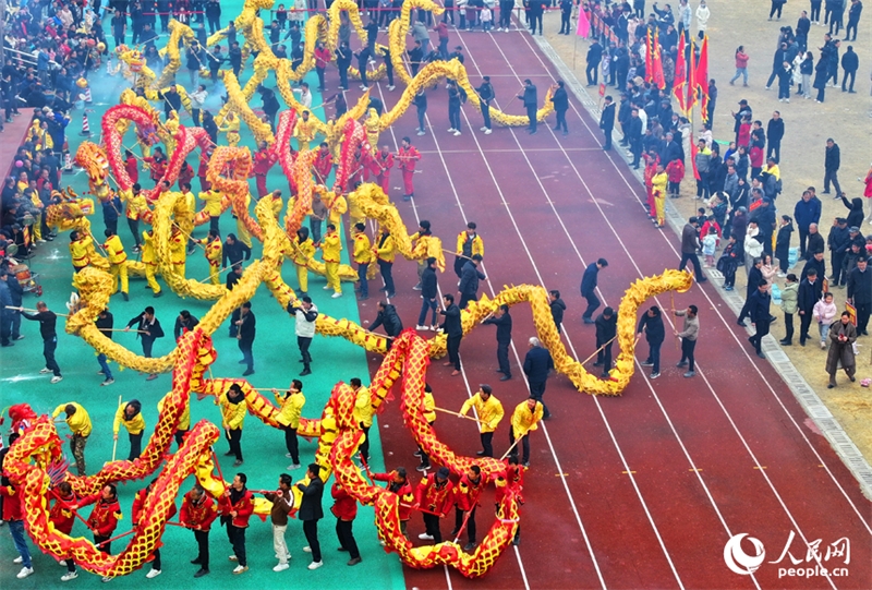 Jiangxi : une danse du Dragon folklorique pour célébrer la Fête des Lanternes à Zhangshu