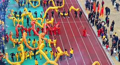 Jiangxi : une danse du Dragon folklorique pour célébrer la Fête des Lanternes à Zhangshu