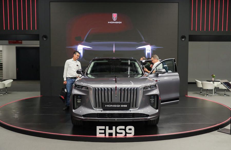 Des visiteurs sur le stand de la marque chinoise Hongqi au salon Automechanika à Francfort, en Allemagne, le 11 septembre 2024. (Photo : Zhang Fan)