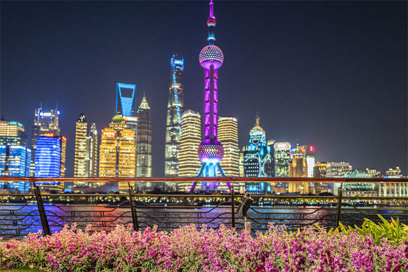 Shanghai : les splendides paysages urbains nocturnes du nord du Bund attirent de nombreux touristes