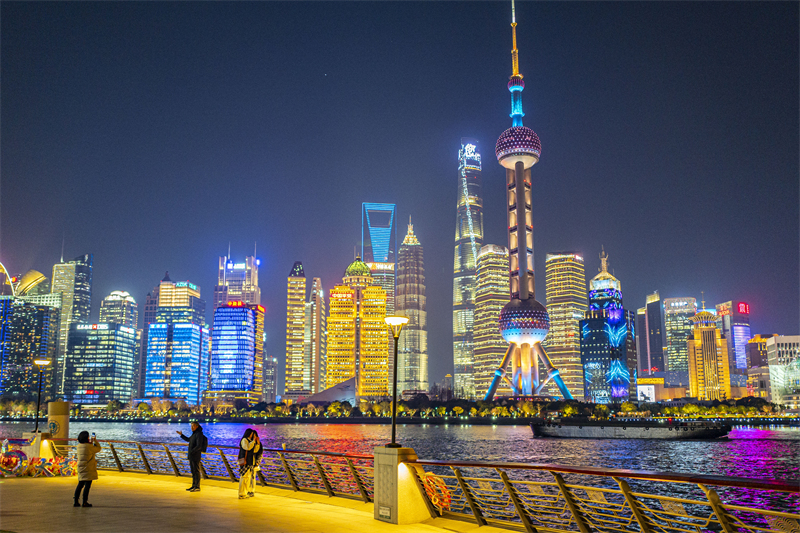 Shanghai : les splendides paysages urbains nocturnes du nord du Bund attirent de nombreux touristes