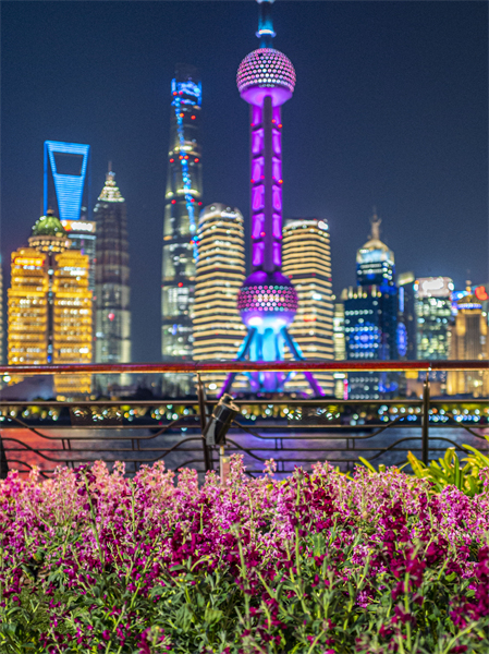 Shanghai : les splendides paysages urbains nocturnes du nord du Bund attirent de nombreux touristes