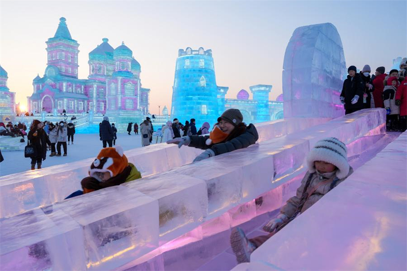 Des personnes font du toboggan sur glace au Monde de glace et de neige de Harbin, dans la province chinoise du Heilongjiang (nord-est), le 23 janvier 2025. (Photo : Wang Jianwei)