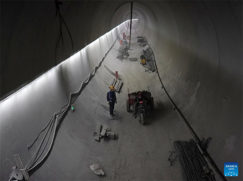 Les travaux de construction sont en cours à la station Hongmiao sur la ligne 22 du métro interprovincial Beijing-Hebei